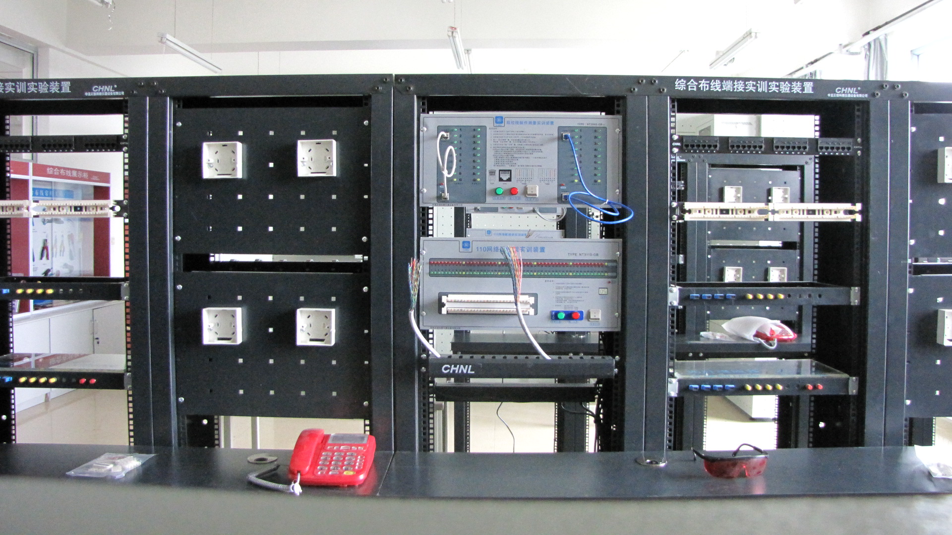 網絡綜合布線實訓室 網絡工程專業實踐教學的堅實基地